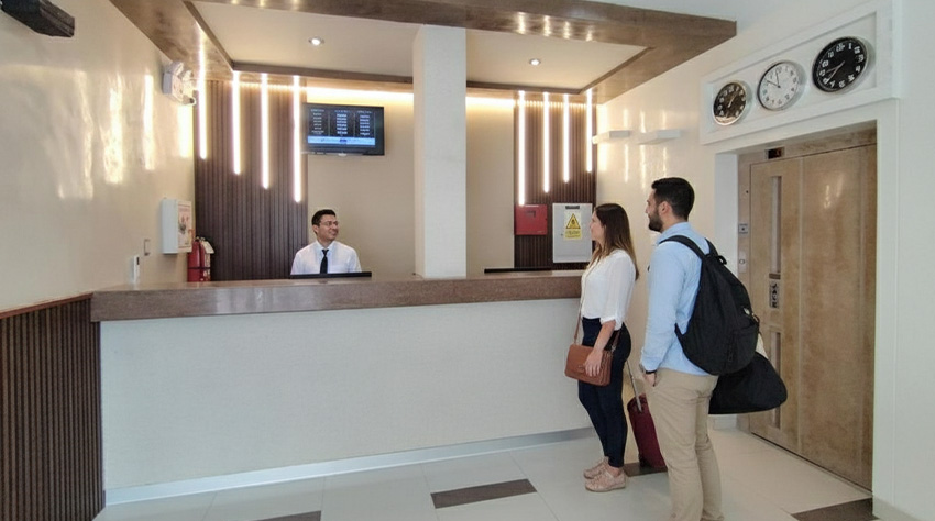 pareja en recepcion de uno de los hoteles romanticos en piura win &win hotel