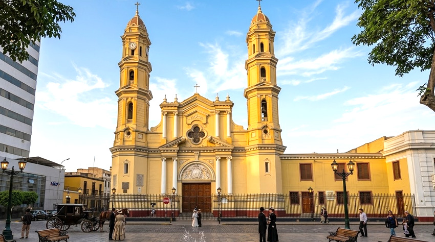 Catedral de Piura en la plaza de armas, escenario central de la Semana Santa