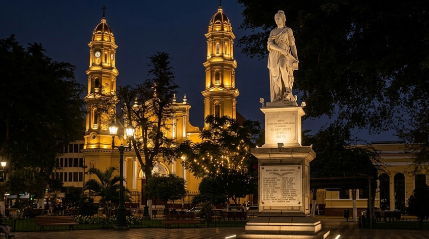 Plaza de armas de Piura de noche e iluminada