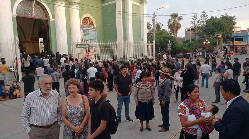 personas disfrutando de la semana santa en el centro de piura